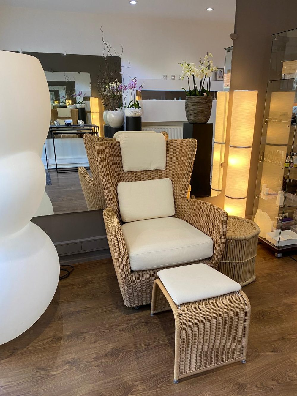 Wicker chair with gilded mirror